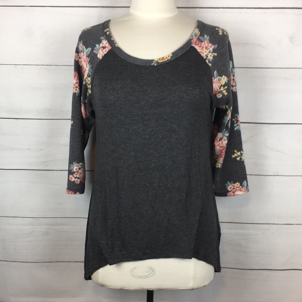 3/$15 Threads Studio Raglan Tee Gray Floral M